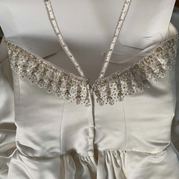 Gorgeous Wedding Gown for sale! Great price! - Picture 2 of 6